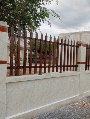 hàng rào sắt sơn giả gỗ